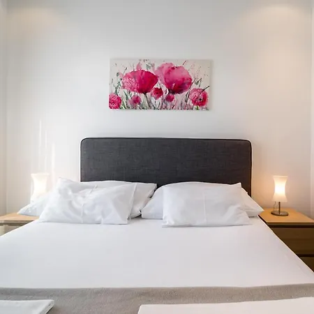 Villa Sleeps 12 With Pool Air Con And Wifi *
