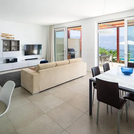 Sleeps 12 With Pool Air Con And Wifi * Slatine
