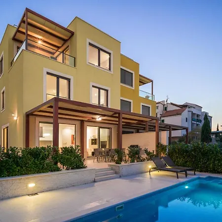 Sleeps 12 With Pool Air Con And Wifi