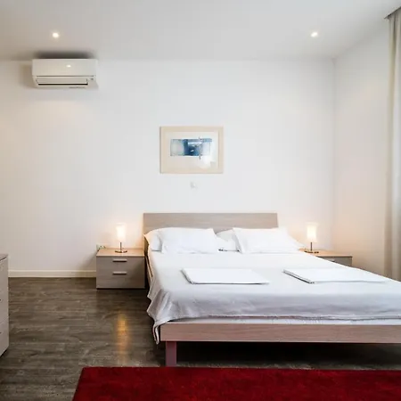 Sleeps 12 With Pool Air Con And Wifi * Slatine